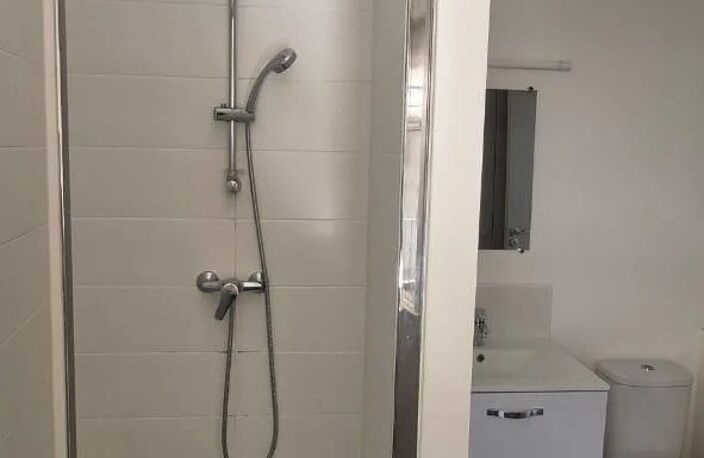 CLERMONT-FERRAND – SECTEUR HISTORIQUE – 2 PIÈCES – 1 CHAMBRE – 31 M² – CHARMANT APPARTEMENT AU 3ᵉ ÉTAGE AVEC VUE DÉGAGÉE — photo 3