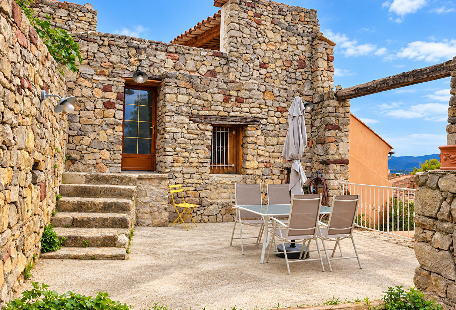 LE LUC - Maison de village de117m² divisée en 2 appartements rénovés — photo 1