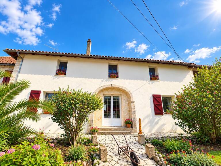 Maison rénovée avec dépendances et fort potentiel — photo 1
