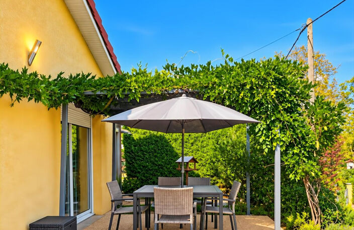 Maison de plain-pied avec piscine et grand terrain — photo 4
