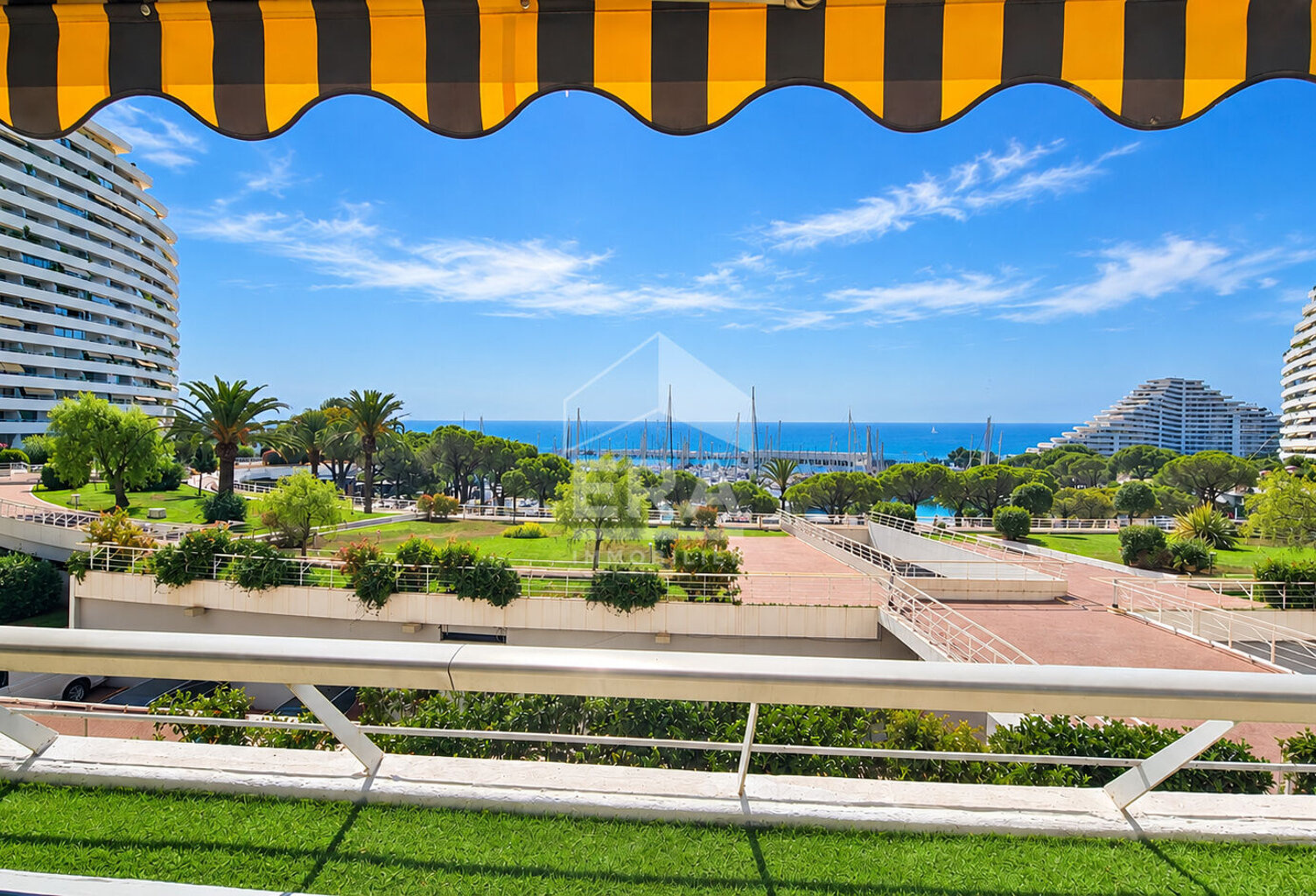 MARINA BAIE DES ANGES  - BEL APPARTEMENT 3/4 PIÈCES AVEC TERRASSE ET VUE DÉGAGÉE — photo 1