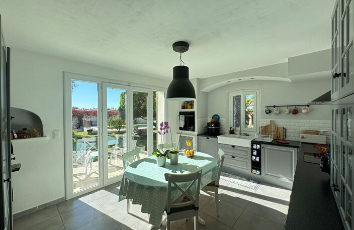 Partie de mas avec jardin et piscine — photo 3