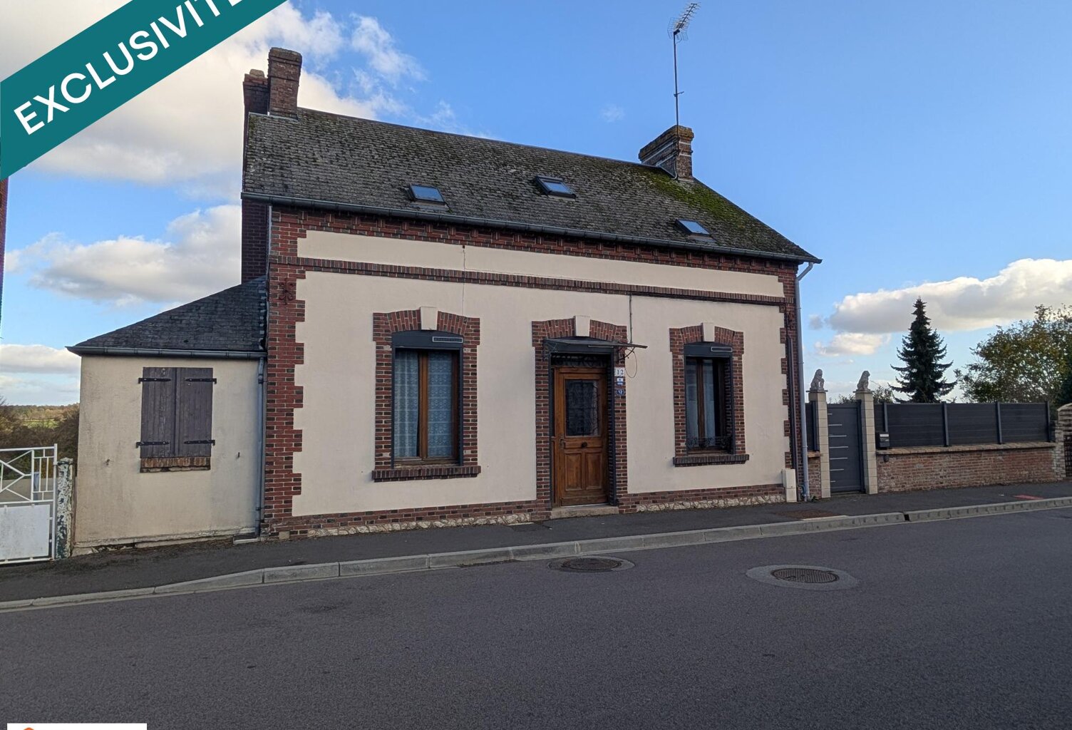 Maison de ville avec jardin et garages, proche commerces et écoles — photo 1