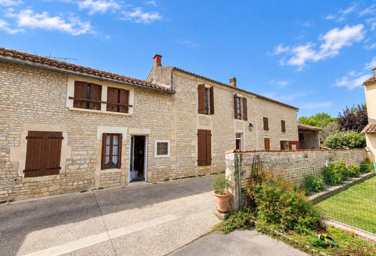 Maison familiale avec vastes dépendances à Matha — photo 1