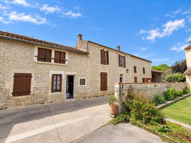 Maison familiale avec vastes dépendances à Matha — photo du bien