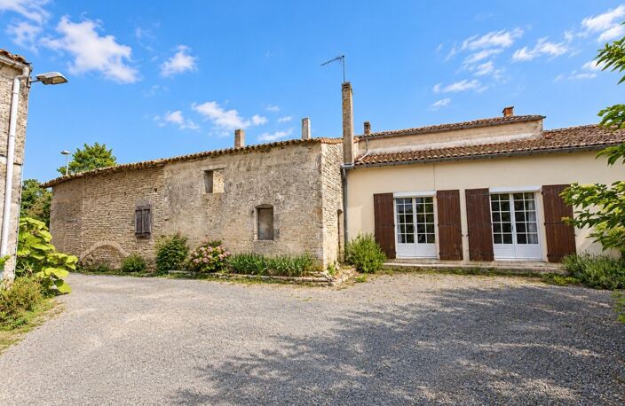 Maison familiale avec vastes dépendances à Matha — photo 2