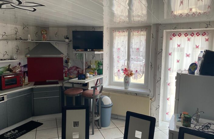 maison de village en trés bon etat , avec trois chambres, garage et jardin — photo 2