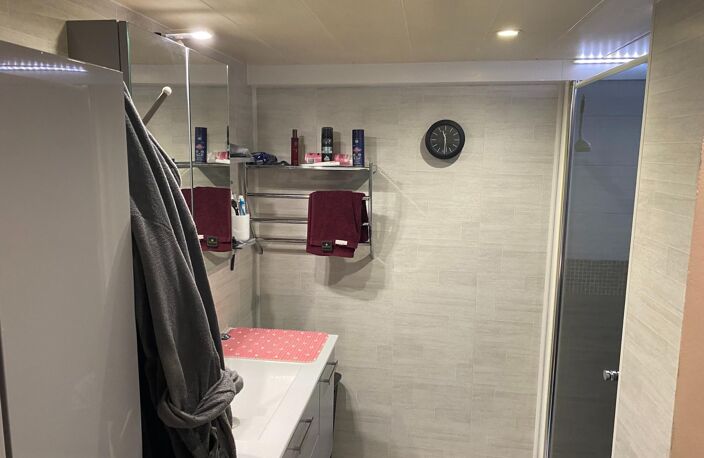 maison de village en trés bon etat , avec trois chambres, garage et jardin — photo 5