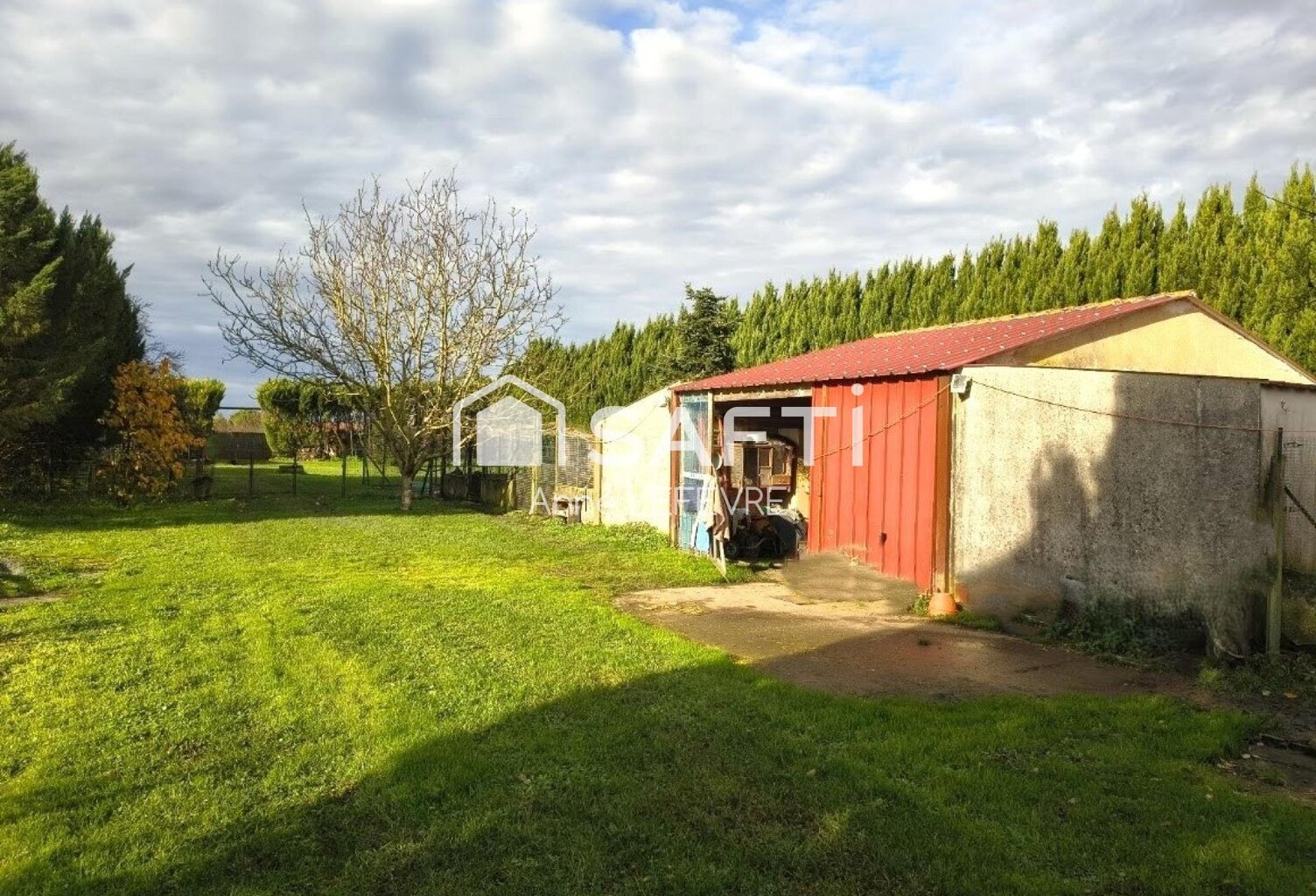 Ensemble de bâtiments d'élevage sur grand terrain — photo 1