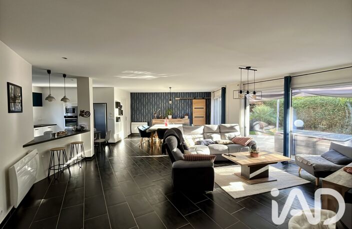 Vente Maison/villa 8 pièces — photo 2