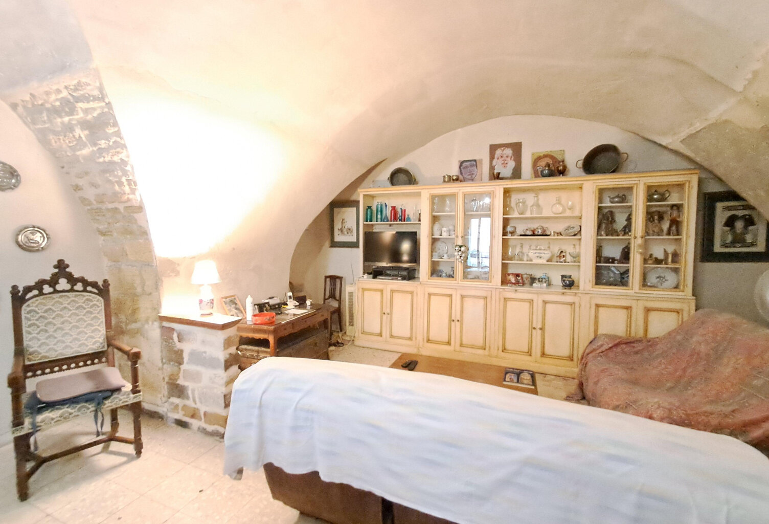 A VENDRE - GRANDE MAISON DE VILLAGE A RENOVER AVEC GARAGE - AIGUES-VIVES — photo 1