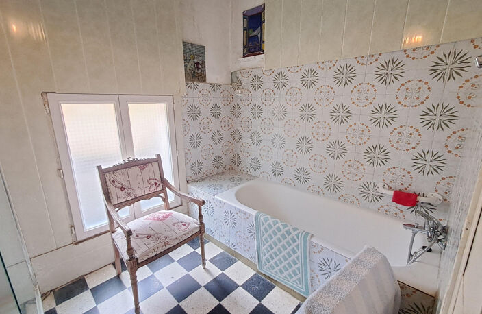 A VENDRE - GRANDE MAISON DE VILLAGE A RENOVER AVEC GARAGE - AIGUES-VIVES — photo 4