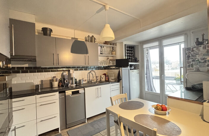 BEL APPARTEMENT T4 AVEC BALCON — photo 4