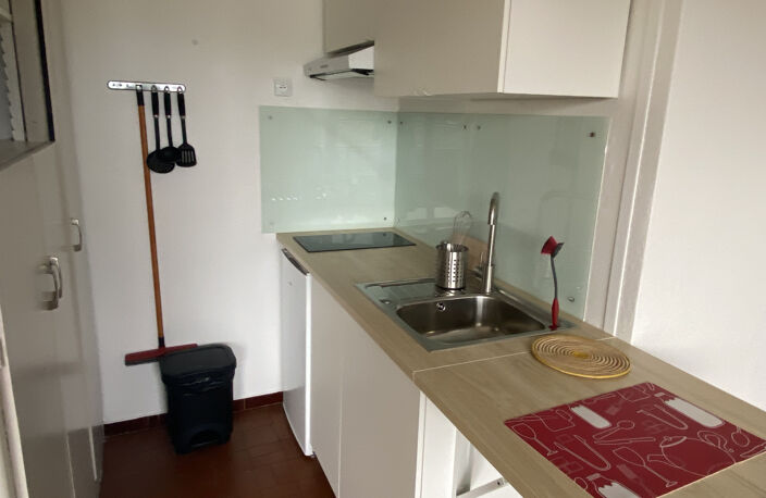 STUDIO meublé CAUDERAN — photo 3