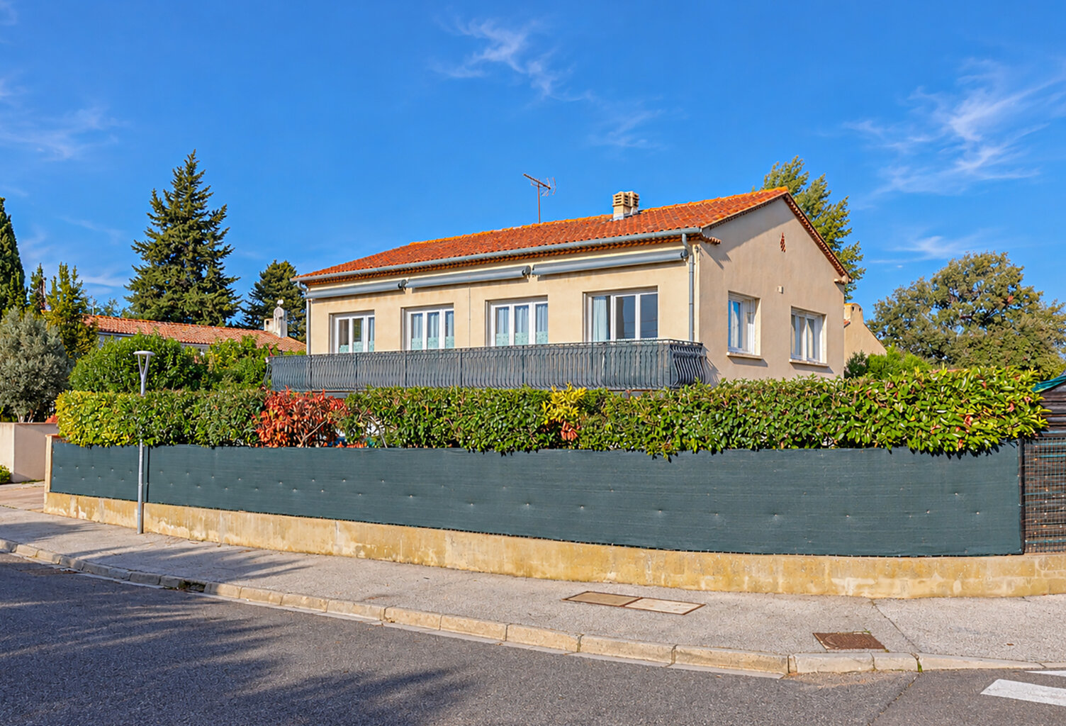 Haut de villa 100m2 avec garage, terrasse et jardin - La crau - à proximité des commodités — photo 1