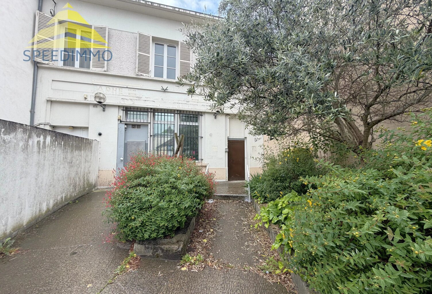 ENSEMBLE IMMOBILIER À FORT POTENTIEL – ANCIEN BÂTIMENT EMBLÉMATIQUE – CENTRE DE MANDRES-LES-ROSES — photo 1