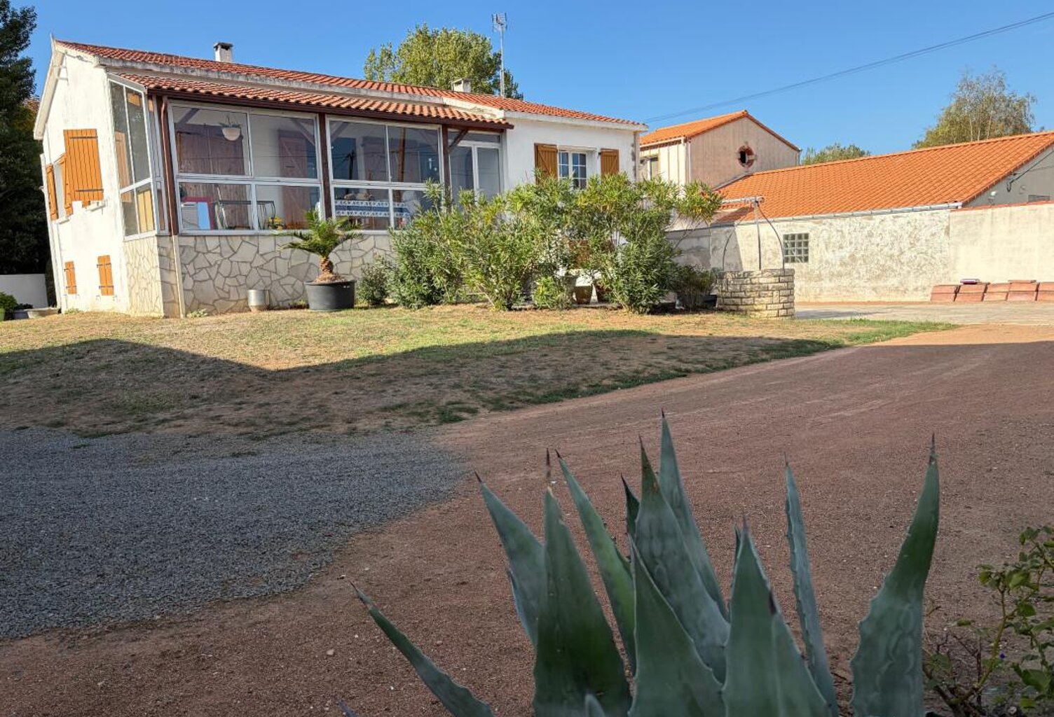 L'AIGUILLON SUR MER (85) - MAISON FAMILIALE AVEC VERANDA, APPARTEMENT T2 ET TERRAIN A BATIR ZONE BLANCHE — photo 1
