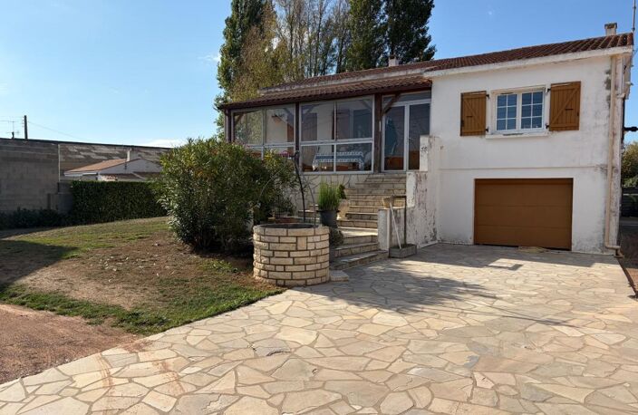 L'AIGUILLON SUR MER (85) - MAISON FAMILIALE AVEC VERANDA, APPARTEMENT T2 ET TERRAIN A BATIR ZONE BLANCHE — photo 3