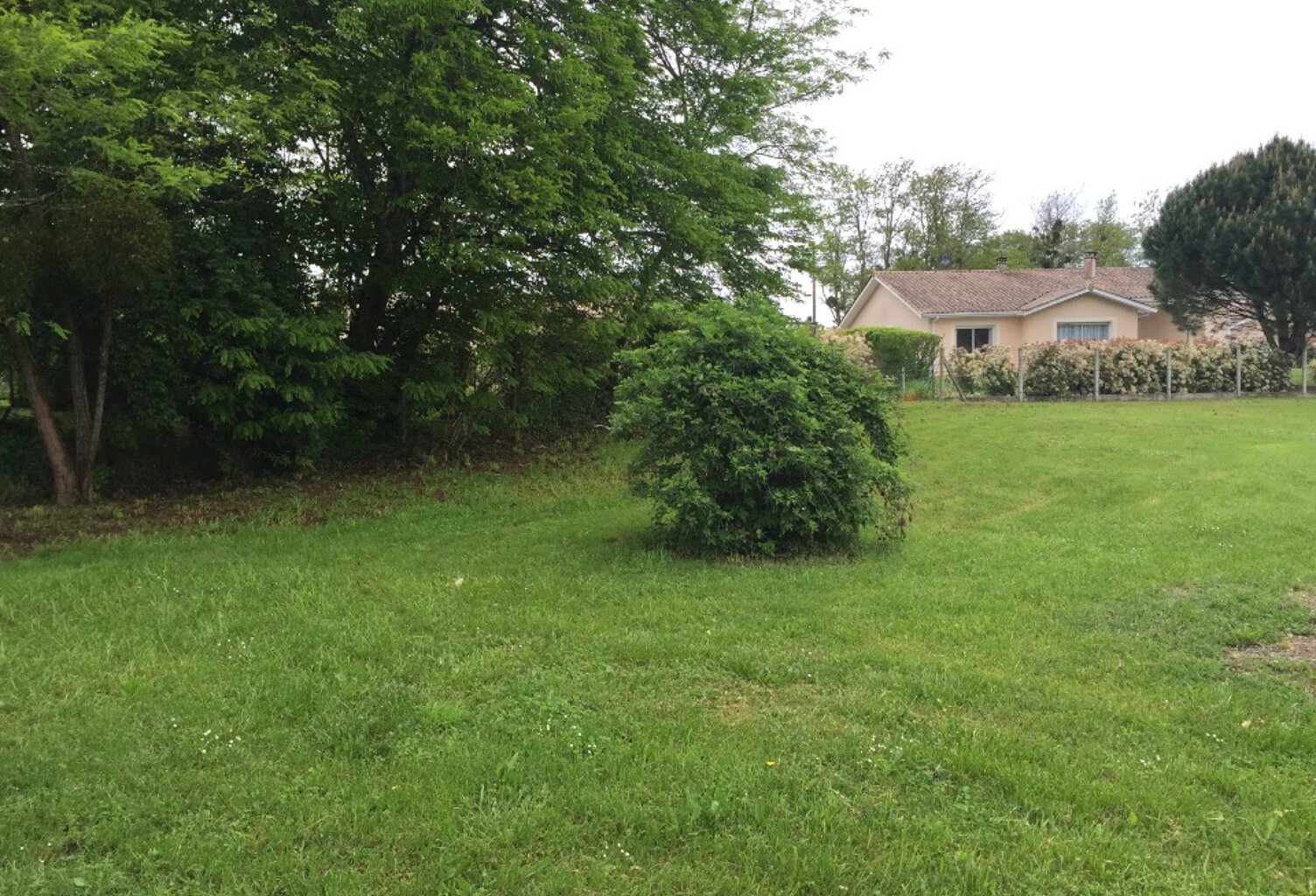 Terrain à bâtir à Castres-Gironde (33640) — photo 1