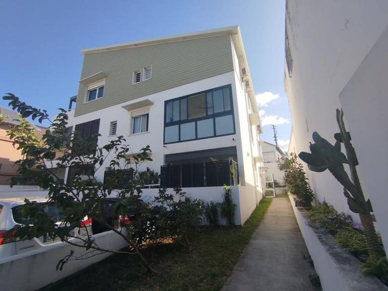 Bel Apt T2 meublé avec place de parking NC - St Pierre centre — photo 1