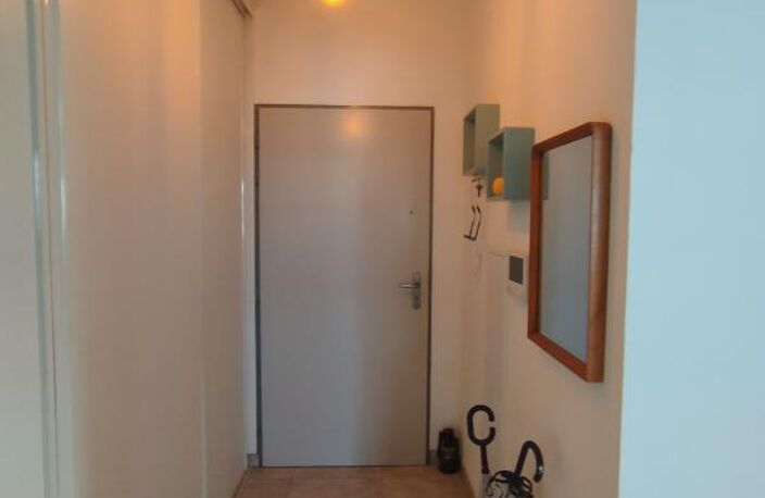 Bel Apt T2 meublé avec place de parking NC - St Pierre centre — photo 4