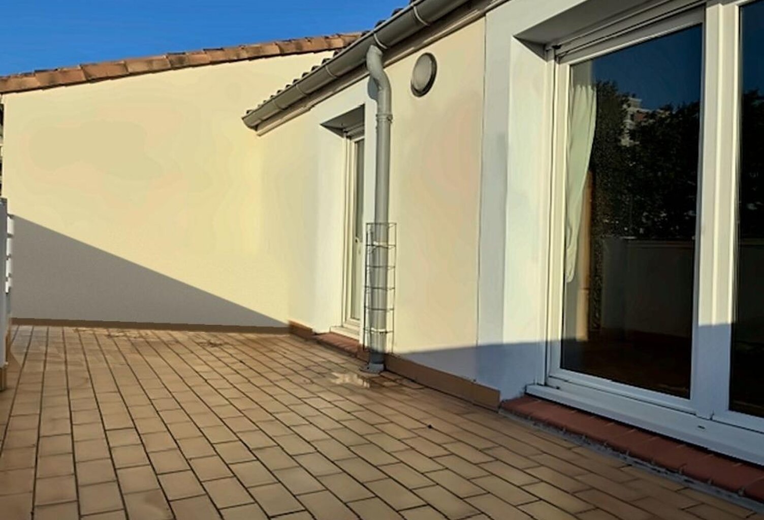 Appartement T4/5 dernier étage avec terrasse et 2 parkings sécurisés — photo 1