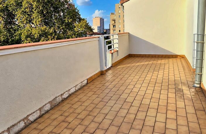 Appartement T4/5 dernier étage avec terrasse et 2 parkings sécurisés — photo 2