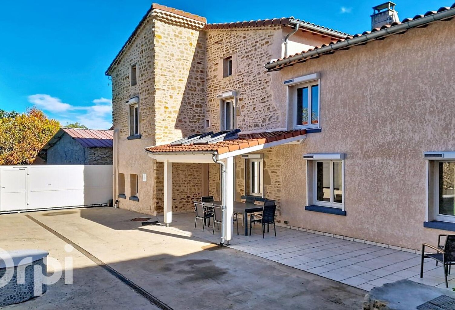 A VENDRE MOISSAT ENSEMBLE IMMOBILIER MAISON FAMILIALE GRANGE DEPENDANCES TERRAIN — photo 1