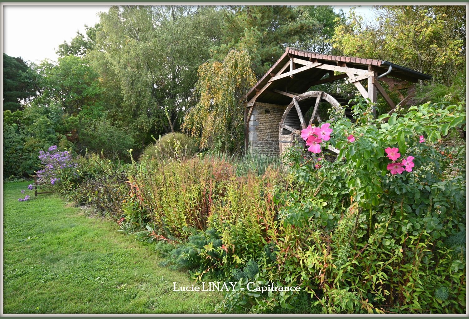 Domaine paysager reconnu avec parc floral, batiments et terres agricoles — photo 1