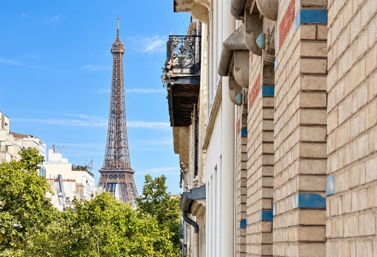 Paris 15ᵉ – Rue Saint-Charles : 3 pièces traversant avec balcons filants, vue Tour Eiffel — photo 1