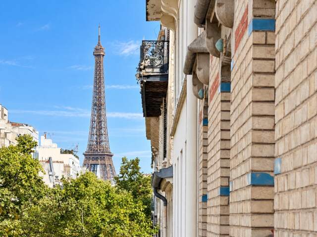 Paris 15ᵉ – Rue Saint-Charles : 3 pièces traversant avec balcons filants, vue Tour Eiffel — photo du bien