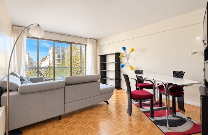 Paris 15ᵉ – Rue Saint-Charles : 3 pièces traversant avec balcons filants, vue Tour Eiffel — photo 2