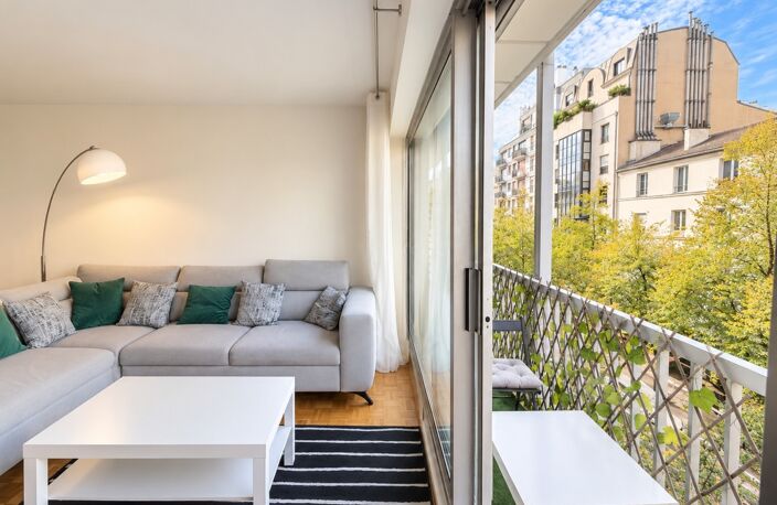 Paris 15ᵉ – Rue Saint-Charles : 3 pièces traversant avec balcons filants, vue Tour Eiffel — photo 3
