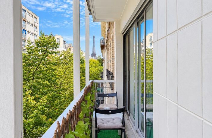 Paris 15ᵉ – Rue Saint-Charles : 3 pièces traversant avec balcons filants, vue Tour Eiffel — photo 5