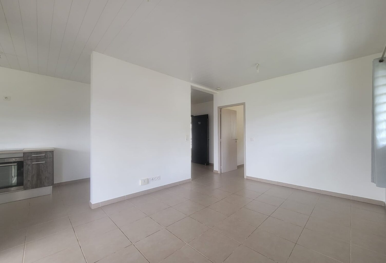 APPARTEMENT T2 AVEC GRANDE TERRASSE À RÉMIRE-MONTJOLY — photo 1