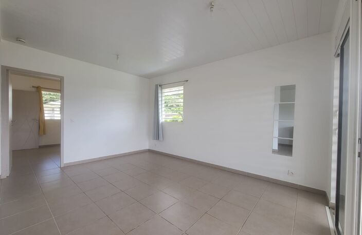 APPARTEMENT T2 AVEC GRANDE TERRASSE À RÉMIRE-MONTJOLY — photo 2