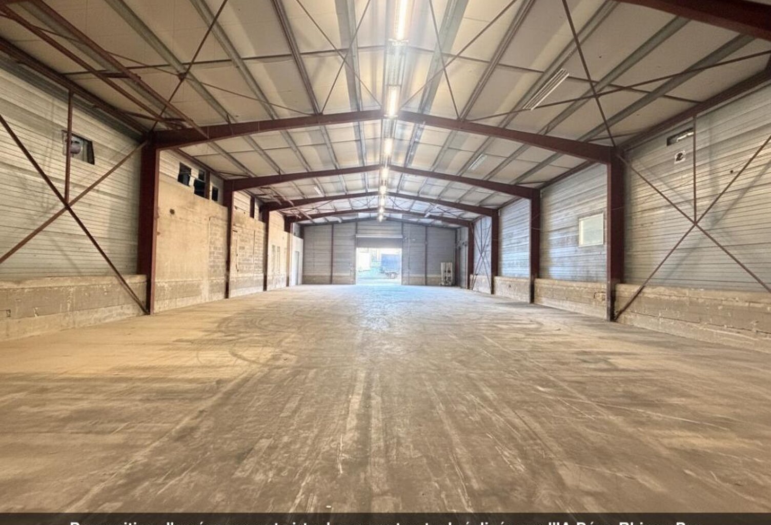 Hangars 685 m² + bureaux 90 m² + parking 600 m² - ZI Pré de l'Aube — photo 1