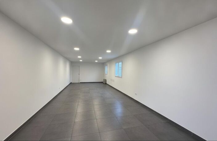 Hangars 685 m² + bureaux 90 m² + parking 600 m² - ZI Pré de l'Aube — photo 2