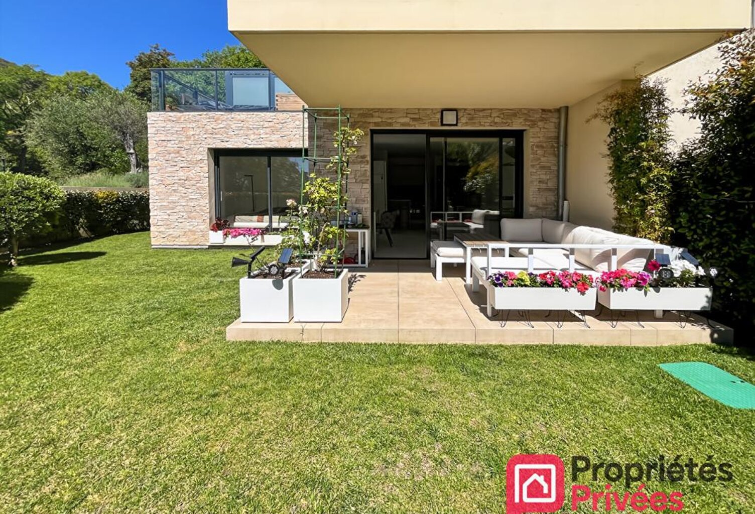 ÈZE VILLAGE : T4 avec jardin privatif, aperçu mer et garage — photo 1