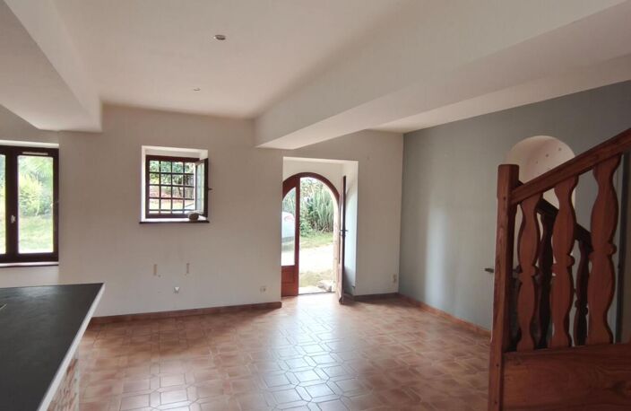 Exclusivité ! Vente aux Enchères. MAISON DATANT DE 1702. 3 CHAMBRES. GRAND TERRAIN. DOUBLE GARAGE — photo 2