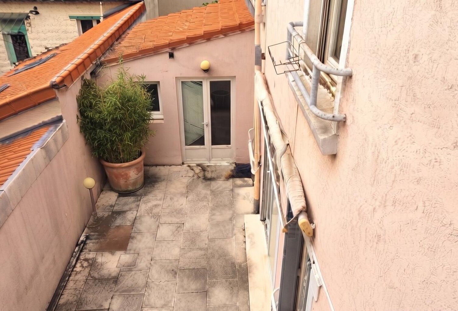 MAISON AVEC COUR A RENOVER ENTIEREMENT — photo 1