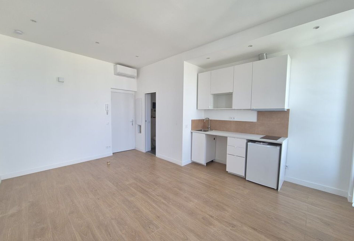 LOCATION STUDIO VUE MER NON MEUBLE — photo 1