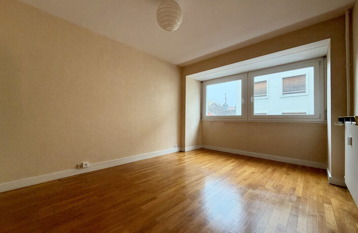 CHAUFFAGE COMPRIS - CENTRE-VILLE - BON ÉTAT - BALCONS — photo 2