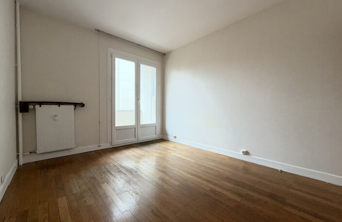 CHAUFFAGE COMPRIS - CENTRE-VILLE - BON ÉTAT - BALCONS — photo 3