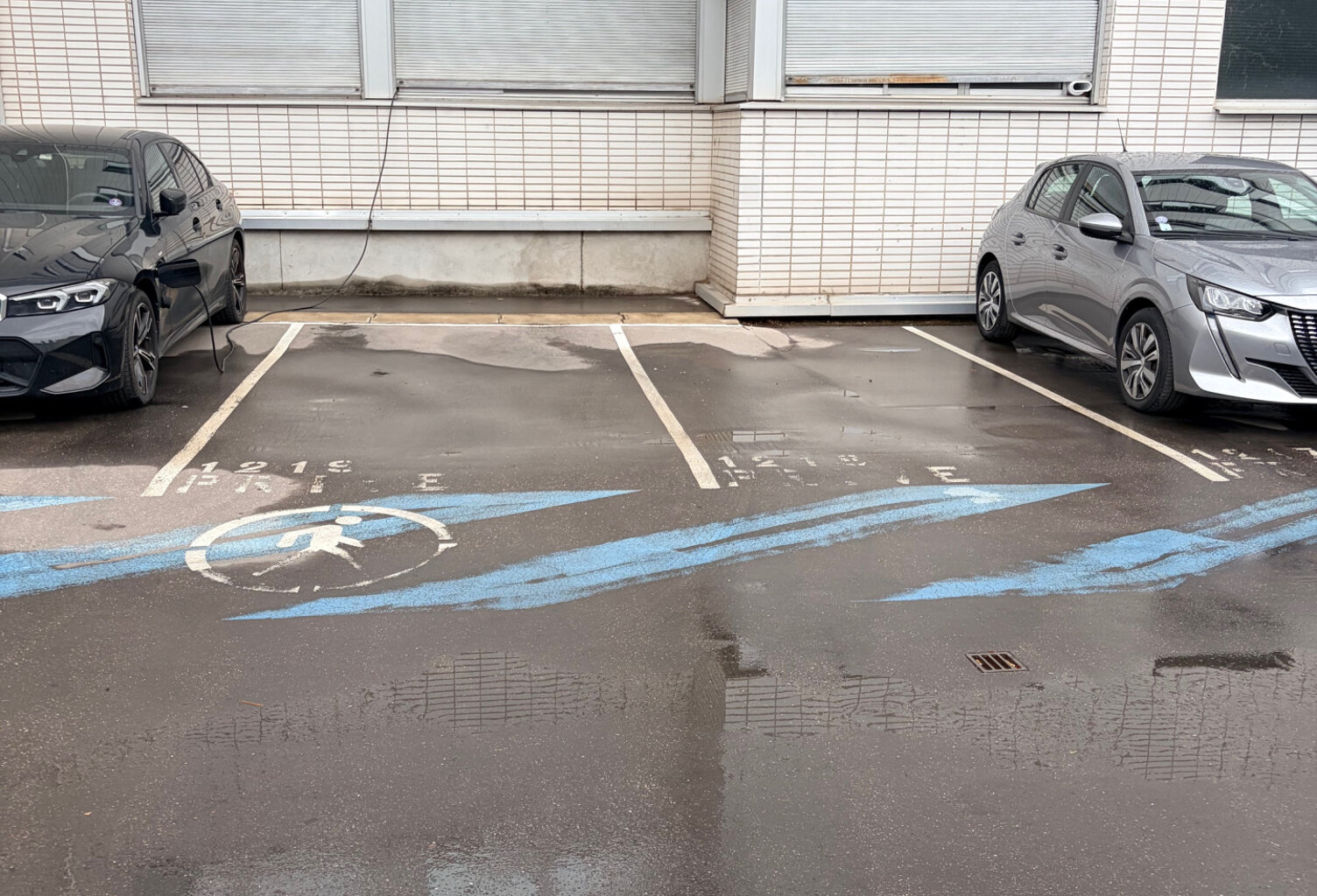 LYON 7 GARIBALDI PARKING EXTERIEUR A VENDRE PORTAIL SECURISE — photo 1