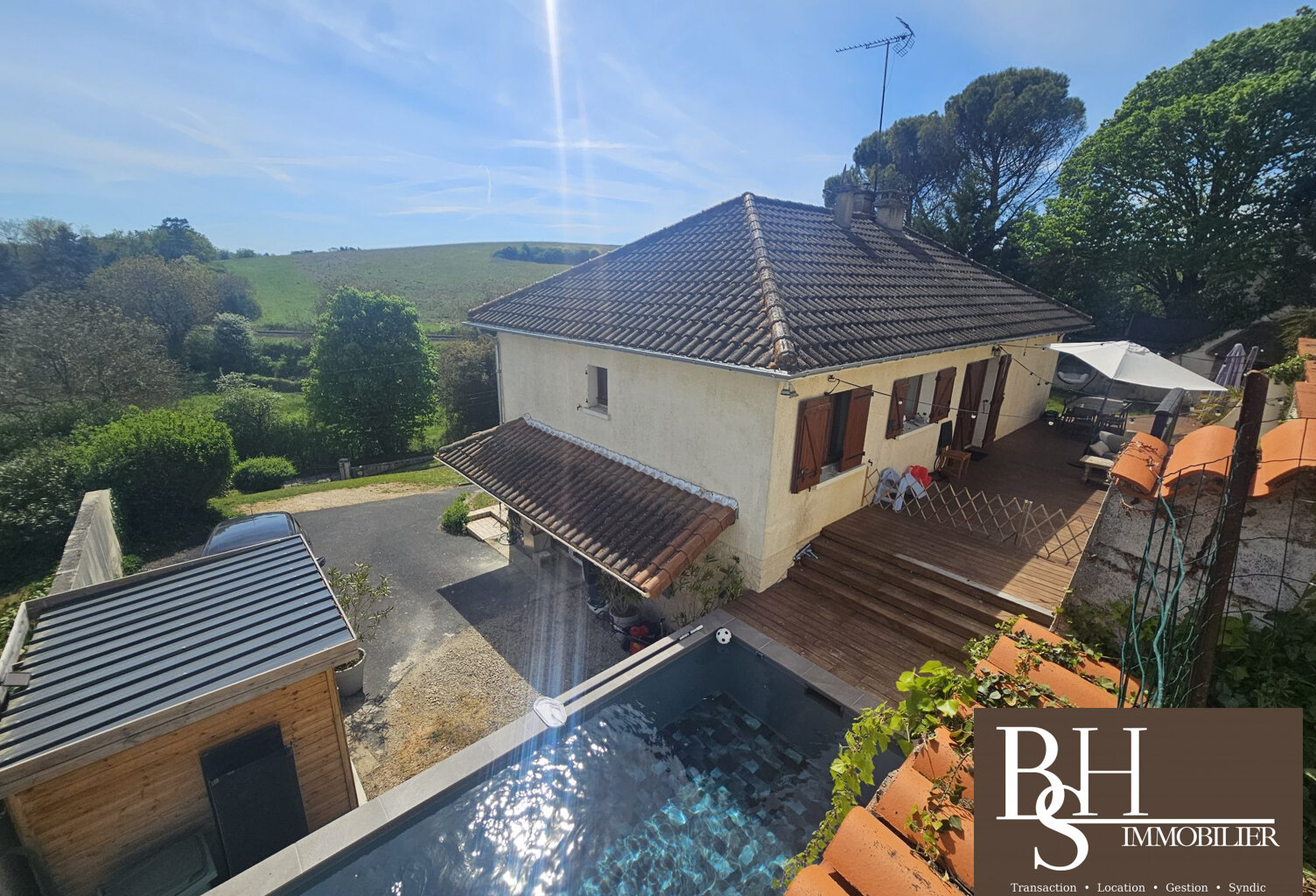 MIGNE-AUXANCES, maison d'environ 152 m² avec piscine dans un en — photo 1