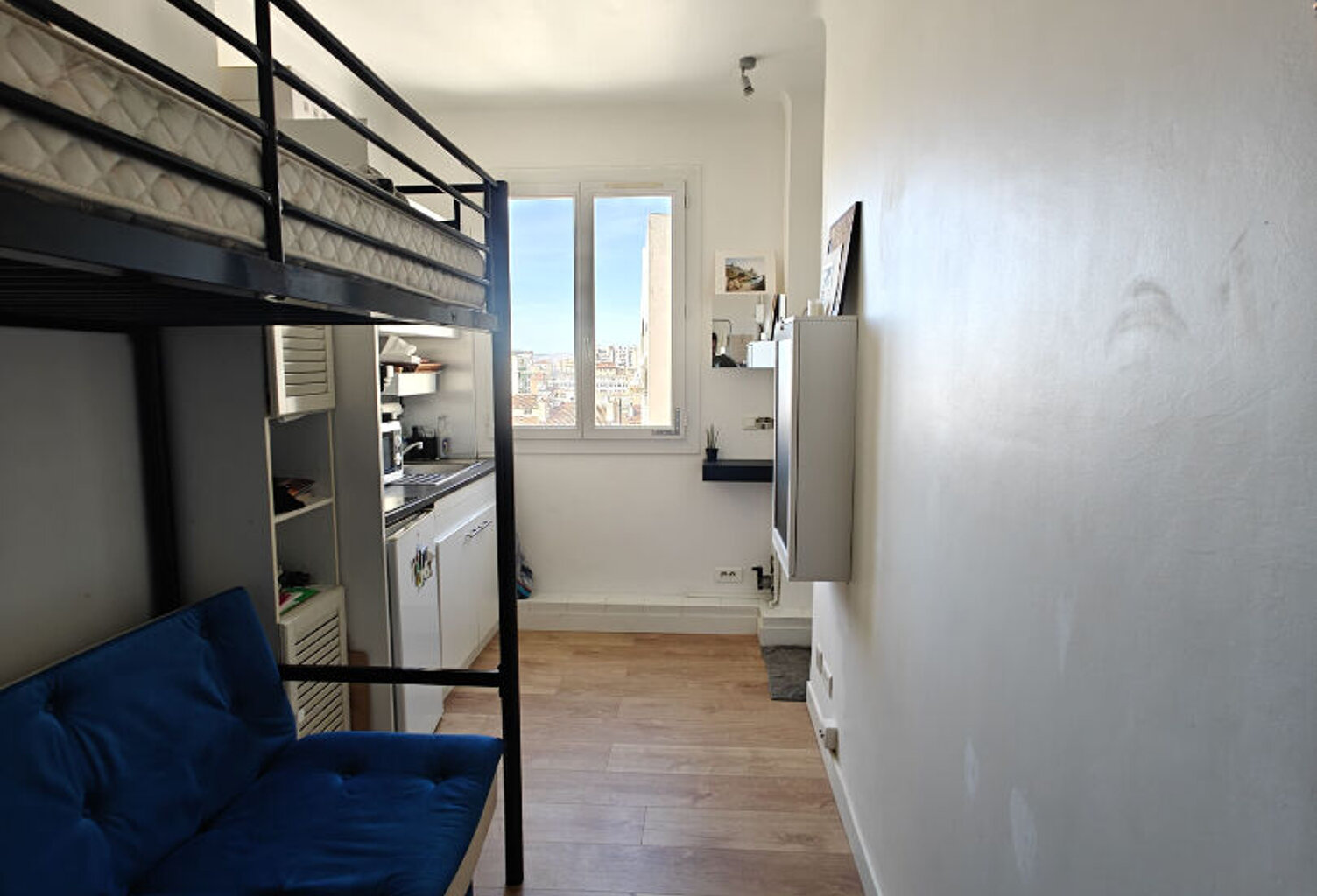 Chambre de bonne Marseille 8 dernier étage avec belle vue ND de la Garde — photo 1