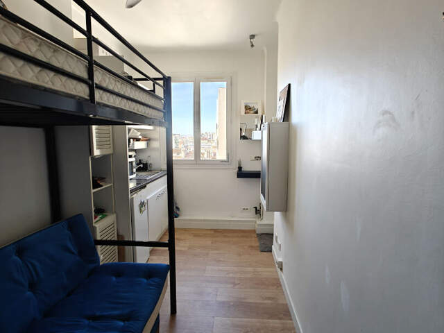 Chambre de bonne Marseille 8 dernier étage avec belle vue ND de la Garde — photo du bien