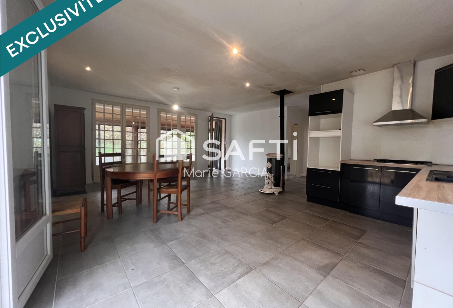 Maison de plain-pied-au cœur d'un grand jardin-Garage — photo 1