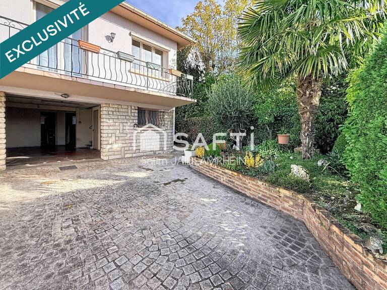 Maison avec jardin, sous-sol et beau potentiel — photo 1